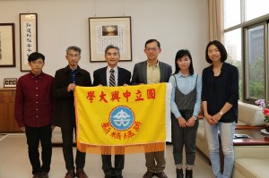 興大校長薛富盛（左3）授旗給興大日本參訪團。