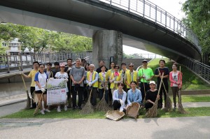 興大今早舉辦暑期社區志工服務，三十名志工一同清掃頂橋仔新公地