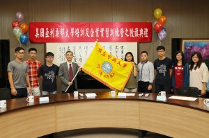 興大校長薛富盛（左4）授校旗給海外暑期營隊成員
