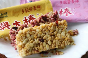 興大棒採用興大米，結合台灣在地紫玉甘藷、紅心甘藷以及多樣穀類，主打多穀低糖、健康均衡。
