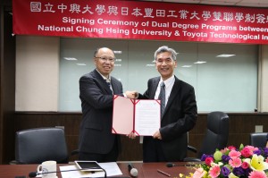 興大校長薛富盛（右）與豐田工業大學教授吉村雅滿簽署雙聯學位續約