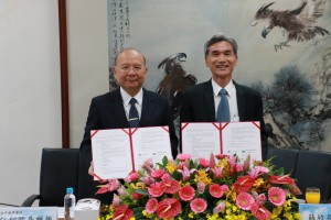 中興大學校長薛富盛（右）與臺中慈濟醫院副院長許權振代表簽署學術合作協議。
