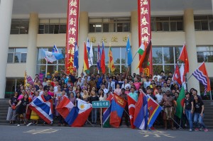興大98週年校慶運動會，各國外籍生穿上傳統服飾繞場