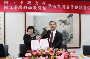 興大校長薛富盛（右）與臺灣科學教育館館長陳雪玉代表簽署合作協議