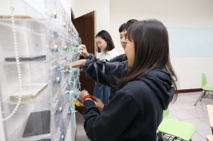 中興大學企管系教室本月開始使用手機放置櫃，希望找回學生專注力。