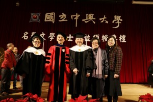 洛夫（右3）與家人及興大校長薛富盛（左2）、興大文學院院長韓碧琴合影