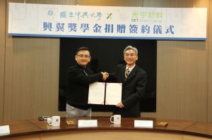 興大校長薛富盛（右）與光宇材料董事長李隆晉簽署捐贈合約
