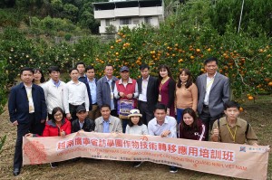 參訪越南廣寧省農業訪學團柑橘園與古銘家園長合影