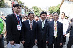 右至左：興大薛富盛校長、林佳龍市長、陳建仁副總統、興大獸醫學院張照勤院長
